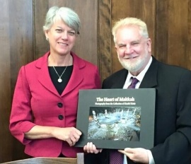 Sam presents Diane Randall, executive director of the Friends National Legislative Committee with a copy of the newly published photo history The Heart of Mekkah by renowned photographer Khalid Khidr. (Click on photos to enlarge.)